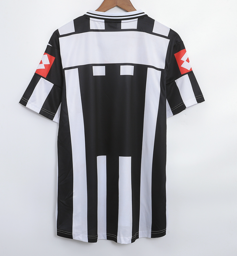 Juventus Retro Jersey Home 2001/02